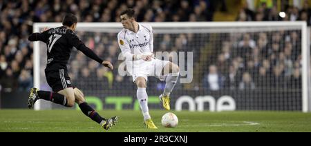 Tottenham Hotspur's Gareth Bale versucht, seinen Marker Olympique Lyonnais Steed Malbranque zu verlieren, Spurs schlug Lyon 2:1Tottenham Hotspur 14/02/13 Tottenham H Stockfoto
