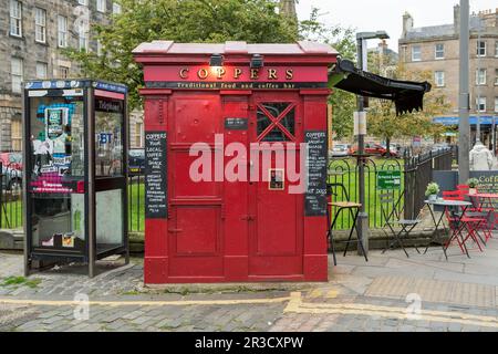 Edinburgh, Schottland - 11. Okt. 2013: Coppers Café und Food Kiosk in St Patrick Square Gardens. Dieser winzige Ort zum Mitnehmen ist bei Einheimischen und beliebt Stockfoto
