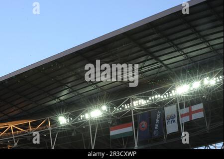 Wembley Stadium, England gegen Ungarn, International Friendly 11/08/2010 Ein allgemeiner Blick auf das Wembley Stadion mit den Nationalflaggen von England und Hun Stockfoto