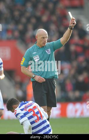 Schiedsrichter Howard Webb verleiht eine gelbe Karte an Nathaniel Clyne aus Southampton (nicht abgebildet) während des Spiels der Barclays Premier League zwischen Southampton Stockfoto