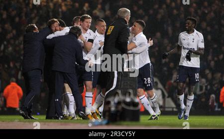 Tottenham Hotspur's Gareth Bale feiert mit seinen Teamkollegen und Tottenham Hotspurs Manager Andre Villas Boas sein drittes Tor. Sporen b Stockfoto