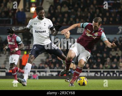 Tottenham Hotspurs Emmanuel Adebayor kämpft mit Kevin Nolan von West Ham United. Spurs schlagen West Ham 3:2West Ham United 25/02/13 West Ham United V to Stockfoto