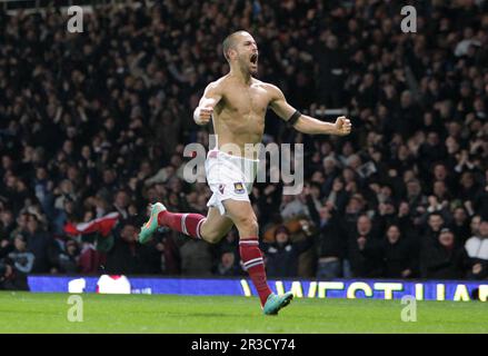 Joe Cole von West Ham United feiert das zweite Tor seiner Seite. West Ham schlägt Spurs 2:1West Ham United 25/02/13 West Ham United V Tottenha Stockfoto