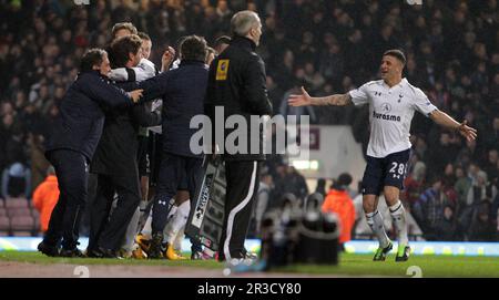 Tottenham Hotspur's Gareth Bale feiert mit seinen Teamkollegen und Tottenham Hotspurs Manager Andre Villas Boas sein drittes Tor. Sporen b Stockfoto