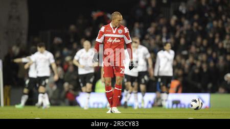 Bobby Zamora der Queens Park Rangers sieht deprimiert aus, wenn Dimitar Berbatov von Fulham mit seinen Teamkollegen seinen zweiten und Fulham zweiten feiert. Fulham sind es Stockfoto