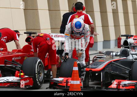 Jenson Taste (GBR) McLaren MP4-28 in Parc Ferme.20.04.2013. Formel-1-Weltmeisterschaft, Rd 4, Bahrain Grand Prix, Sakhir, Bahrain, Qualifikationstag, Stockfoto