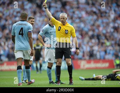 Schiedsrichter Chris Foy gibt eine gelbe Karte für Vincent Kompany Foul von Manchester City auf Chelsea's Eden Hazard aus. Manchester City schlägt Chelsea 2:1Chelsea 14/ Stockfoto