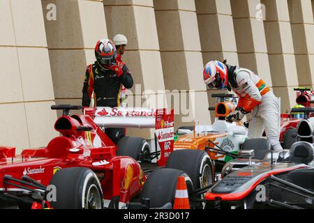 Kimi Raikkonen (FIN) Lotus F1 E21 und Paul di Resta (GBR) Sahara Force India VJM06 im Parc ferme.20.04.2013. Formel-1-Weltmeisterschaft, Rd 4, Bahra Stockfoto