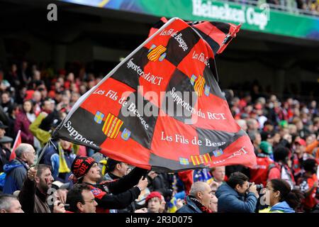 Toulon-Fans feiern während des Finales des Heineken Cup zwischen ASM Clermont Auvergne und RC Toulon am Samstag, den 18. Mai 2013, im Aviva Stadium in Dublin Stockfoto