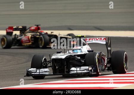 Valtteri Bottas (FIN) Williams FW35 führt Kimi Raikkonen (FIN) Lotus F1 E21.20.04.2013 an. Formel-1-Weltmeisterschaft, Rd 4, Bahrain Grand Prix, Sakhir Stockfoto