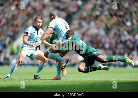 Samu Manoa von Northampton Saints wird von Vereniki Goneva von Leicester Tigers angegriffen, wie Dylan Hartley von Northampton Saints während der PR von Aviva zusieht Stockfoto