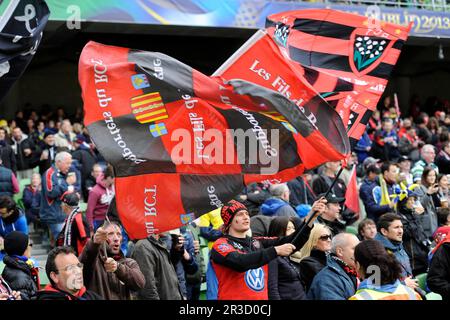 Toulon-Fans feiern während des Finales des Heineken Cup zwischen ASM Clermont Auvergne und RC Toulon am Samstag, den 18. Mai 2013, im Aviva Stadium in Dublin Stockfoto