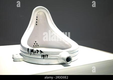 Springbrunnen, Marcel Duchamp, glasiertes Steingut 1964 (nach Porzellan-Original 1917). Das Original ist verloren gegangen und das ist eine von einer Handvoll offizieller sa Stockfoto