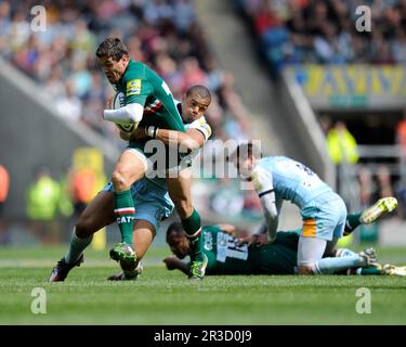 Anthony Allen von Leicester Tigers wird von Luther Burrell von Northampton Saints während des Aviva Premiership Finales zwischen Leicester Tigers und N angegriffen Stockfoto