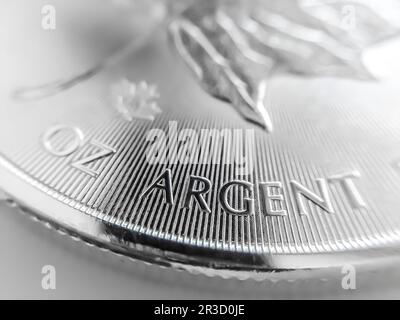 Makro Nahaufnahme eines 999% Silber kanadische Maple Leaf Gold Münze Stockfoto