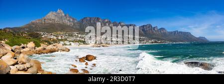 Panoramablick auf Camps Bay Beach und Tafelberg in Kapstadt, Südafrika Stockfoto