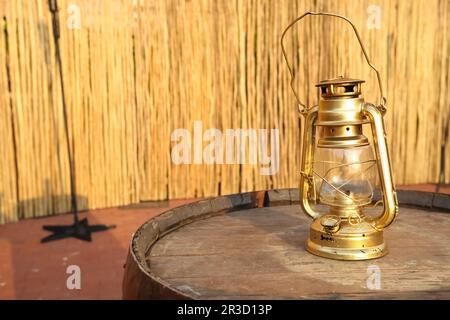 Traditionelle Laterne aus altem Glas auf einem Holztisch Stockfoto