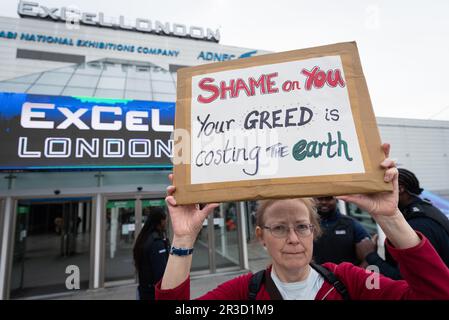 London, Großbritannien. 23. Mai 2023. Klimaschutzaktivisten protestieren vor der Jahreshauptversammlung des Ölriesen Shell im Excel Centre in docklands und fordern das Unternehmen auf, die Pläne zur Ausweitung der Förderung der fossilen Brennstoffe, die für die globale Heizung verantwortlich sind, fallen zu lassen, wenn wir die Klimaziele von Paris in Bezug auf CO2-Senkung und Temperaturanstieg erreichen wollen. Das Unternehmen erzielte hohe Gewinne, während die Verbraucher mit Rekordenergiepreisen konfrontiert waren. Kredit: Ron Fassbender/Alamy Live News Stockfoto