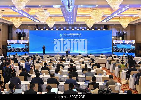 Peking, China. 23. Mai 2023. Dieses Foto wurde am 23. Mai 2023 aufgenommen und zeigt die Eröffnungszeremonie des „2023. Forums über die Entwicklung von Xizang, China“ in Peking, Hauptstadt von China. Am Dienstag fand in Peking ein Forum über die Entwicklung Tibets statt, um die Weisheit für die weitere Entwicklung der autonomen Region im Südwesten Chinas zu bündeln. Kredit: Li Xin/Xinhua/Alamy Live News Stockfoto