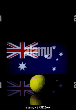 Gelber Tennisball auf schwarzem Spiegel mit australischer Flagge im Hintergrund Stockfoto