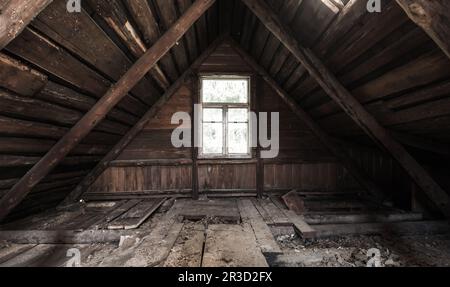 Abstraktes Grunge Interieur, Ausblick auf einen verlassenen Dachboden mit leuchtenden Fenstern Stockfoto