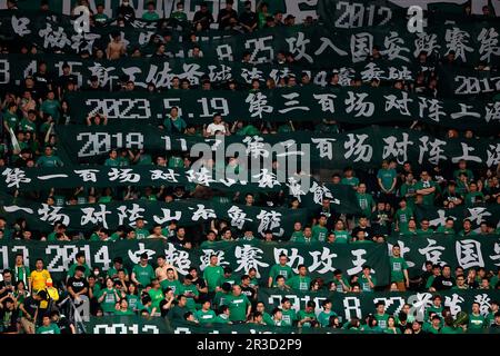 Peking, China. 23. Mai 2023. Fans des Beijing Guoan FC jubeln das Team während des 2023. Staffelspiels der Chinese Football Association Super League (CSL) 9. Runde zwischen Peking Guoan und Cangzhou Mighty Lions FC im Workers' Stadium in Peking, Hauptstadt von China, am 23. Mai 2023 an. Kredit: Wang Lili/Xinhua/Alamy Live News Stockfoto