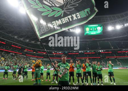 Peking, China. 23. Mai 2023. Peking Guoans Zhang Xizhe (Front) feiert mit Fans nach der 2023. Saison der chinesischen Fußballvereinigung Super League (CSL) 9. Runde zwischen Peking Guoan und dem Cangzhou Mighty Lions FC im Workers' Stadium in Peking, Hauptstadt von China, am 23. Mai 2023. Kredit: Jia Haocheng/Xinhua/Alamy Live News Stockfoto