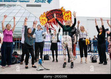 London, Großbritannien. 23. Mai 2023 Klimakämpfer von Fossil Free London protestieren gegen die Shell AGM 2023 im Londoner Excel Centre mit 100 Leuten, die die Veranstaltung im Inneren stören, und einer „Welcome to Hell“-Ausstellung draußen, Aufruf an den Vorstand und die Aktionäre, Shell wegen der anhaltenden Expansion von Öl und Gas zu schließen, die das menschliche Überleben bedroht. Kredit: Andrea Domeniconi/Alamy News Stockfoto