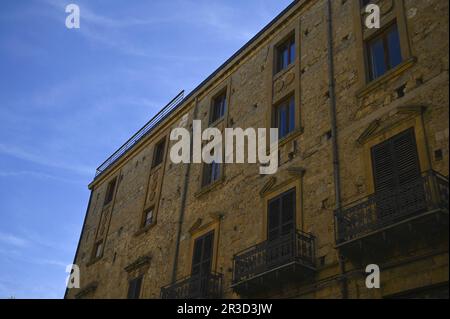 Malerischer Außenblick auf das historische Gebäude Istituto Comprensivo Statale, eine örtliche Schule der 1. Klasse in Enna Sizilien, Italien. Stockfoto