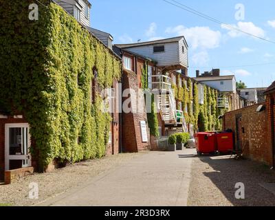 Snape Maltings, Suffolk, Großbritannien - 23. Mai 2023 : Geschäfte, Kunstgalerien und Residenzen in diesem Zentrum für Kunst und Kultur. Stockfoto