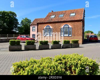 Snape Maltings, Suffolk, Vereinigtes Königreich - 23. Mai 2023 : eines der vielen attraktiven Gebäude hier, in dem derzeit eine Kunstausstellung stattfindet, Stockfoto