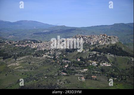 Landschaft mit Panoramablick auf Enna, eine mittelalterliche Stadt, bekannt als Castrogiovanni in Sizilien, Italien. Stockfoto