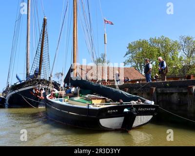 Snape Maltings, Suffolk, Vereinigtes Königreich - 23. Mai 2023 : an der Alde festgefahrene Lastkähne; Stockfoto