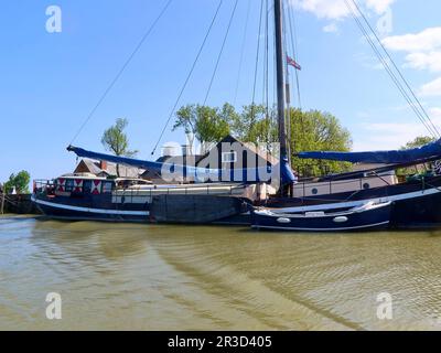 Snape Maltings, Suffolk, Vereinigtes Königreich - 23. Mai 2023 : an der Alde vertätigte Lastkähne. Stockfoto