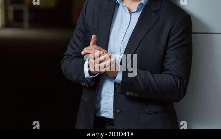 Verkürzter Kopf Mann, der in einem schicken Anzug steht Stockfoto