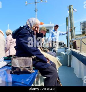 Snape Maltings, Suffolk, Vereinigtes Königreich - 23. Mai 2023 : Bootsfahrt auf Tilly Too auf der Alde. Senioren genießen die Reise. Stockfoto