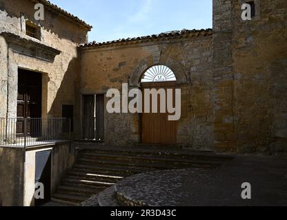 Malerischer Außenblick auf ein historisches mittelalterliches Steingebäude in Enna Sizilien, Italien. Stockfoto