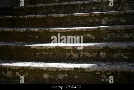 Antike Steintreppen in der mittelalterlichen Stadt Enna in Sizilien, Italien. Stockfoto