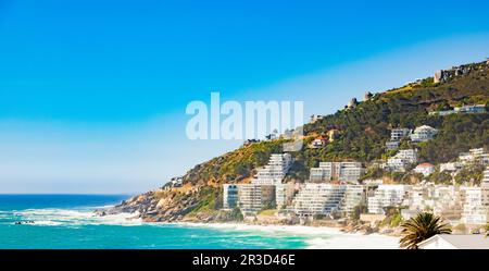 Blick auf Clifton Beach und Apartments in Kapstadt, Südafrika Stockfoto