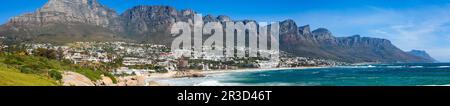 Panoramablick auf Camps Bay Beach und Tafelberg in Kapstadt, Südafrika Stockfoto