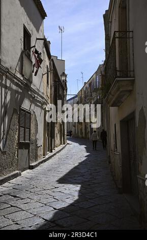 Stadtbild mit malerischem Blick auf alte mittelalterliche Häuser in Enna Sizilien, Italien. Stockfoto