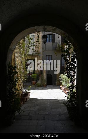 Gewölbtes Stadtbild mit Blick auf alte mittelalterliche Häuser in Enna Sizilien, Italien. Stockfoto