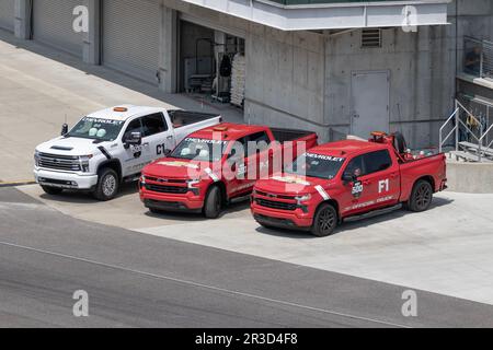 Indianapolis - circa Mai 2023: Chevrolet Silverado 1500 und 2500 Safety Trucks. Der Chevrolet Silverado Pickup ist ein offizielles Fahrzeug des Indy 500. Stockfoto