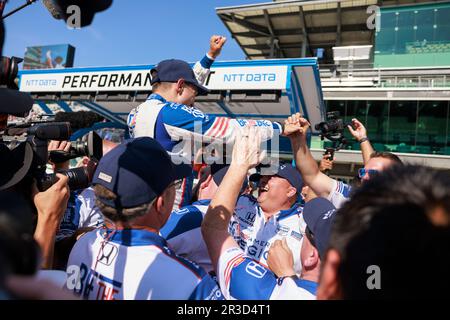 INDIANAPOLIS, INDIANA - MAI 21: Ganassi-Fahrer Álex Palou (10) aus Spanien feiert, nachdem er am zweiten Tag der Qualifikation für den 2023 Indy 500 auf dem Indianapolis Motor Speedway am 20. Mai 2023 in Indianapolis, Indiana, die Pole gehalten hat. Stockfoto