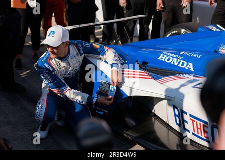 INDIANAPOLIS, INDIANA - MAI 21: Ganassi-Fahrer Álex Palou (10) aus Spanien feiert, nachdem er am zweiten Tag der Qualifikation für den 2023 Indy 500 auf dem Indianapolis Motor Speedway am 20. Mai 2023 in Indianapolis, Indiana, die Pole gehalten hat. Stockfoto