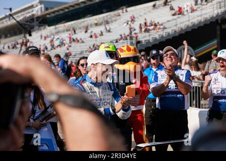 INDIANAPOLIS, INDIANA - MAI 21: Ganassi-Fahrer Álex Palou (10) aus Spanien feiert, nachdem er am zweiten Tag der Qualifikation für den 2023 Indy 500 auf dem Indianapolis Motor Speedway am 20. Mai 2023 in Indianapolis, Indiana, die Pole gehalten hat. Stockfoto