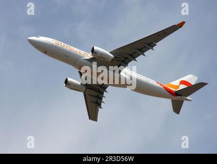 Ein Airbus A330-200 von Sunclass Airlines, der vom Flughafen Palma auf Mallorca abfährt Stockfoto