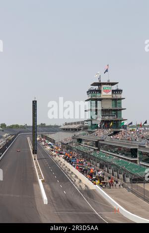 Indianapolis - circa Mai 2023: Indy 500-Übungseinheiten auf dem Indianapolis Motor Speedway, einschließlich der IMS Pagoda. IMS ist die Rennhauptstadt des Westens Stockfoto