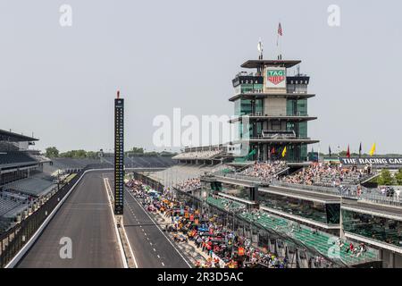 Indianapolis - circa Mai 2023: Indy 500-Übungseinheiten auf dem Indianapolis Motor Speedway, einschließlich der IMS Pagoda. IMS ist die Rennhauptstadt des Westens Stockfoto