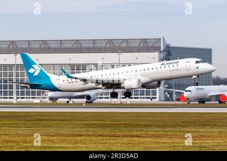 Air Dolomiti Embraer ERJ 195 Aircraft München Airport in Deutschland Stockfoto